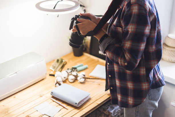 金发女人用相机制作照片手工剪贴簿纸工艺。社交媒体，instagram，待在家里隔离图片下载