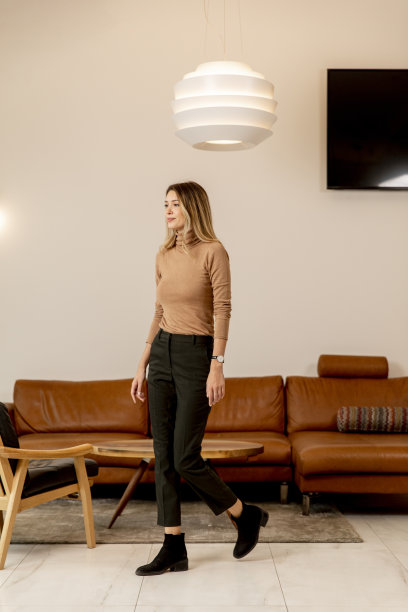 年轻女子走过客厅图片下载