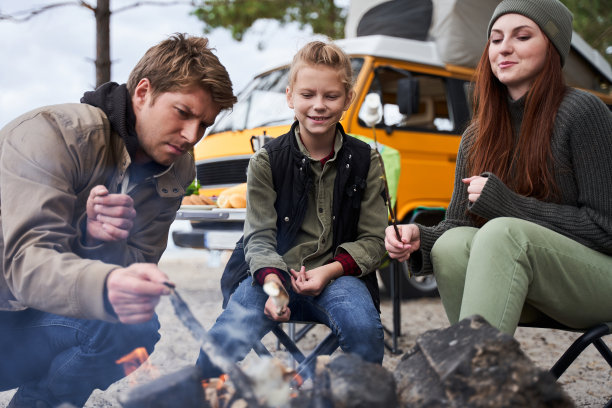 全家人在篝火上烤棉花糖图片下载