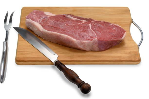 木板上的阿尔卡特拉岛牛排图片下载