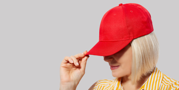 空白红色棒球帽模型模板，戴在妇女头上，孤立，剪切路径。女人在清楚的帽子和t恤模拟举起帽舌的帽子。棉质棒球帽，外送员。图片下载