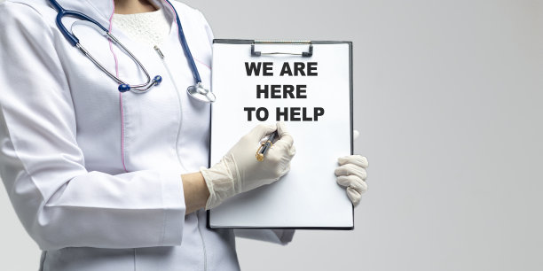 我们是来帮忙的。医生用戴着手套的手指着课文。医学养生理念图片下载