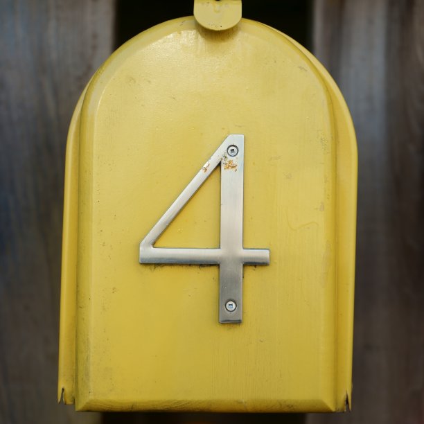 一个偏远的渔村里五颜六色的邮箱图片下载