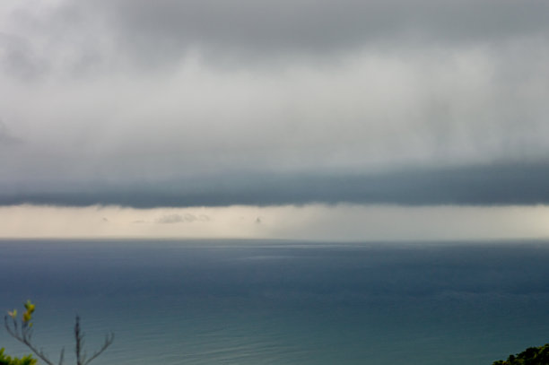 巨大的雨云接近大海图片下载