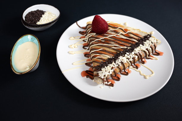 漂亮的可丽饼，涂上巧克力和草莓。图片下载