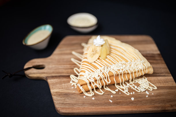 漂亮的可丽饼配巧克力酱、香蕉和菠萝。图片下载