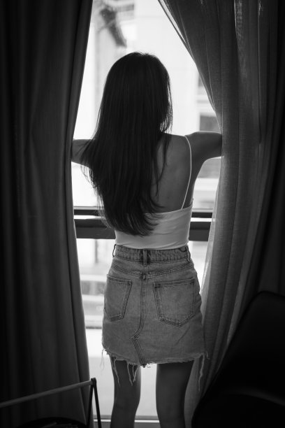 一个站在窗前欣赏风景的女人图片下载