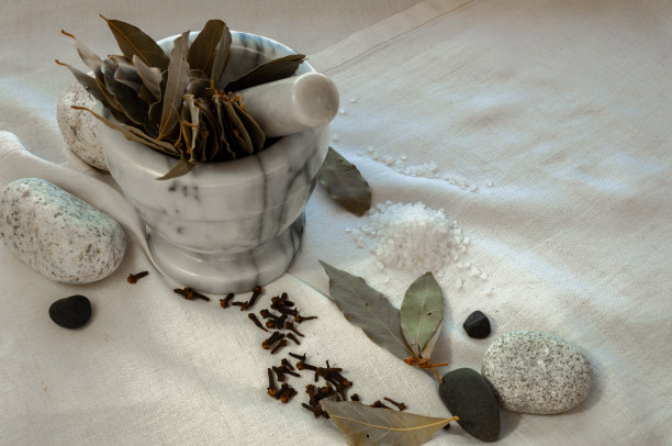 亚麻桌布上的白色大理石研钵和杵图片下载