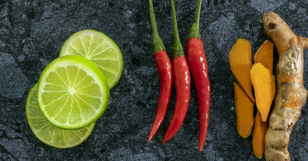 辣汤配料，泰式美食放置在石头背景上。图片下载
