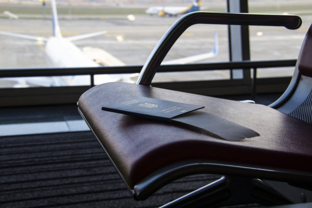 在机场候机处的乌克兰生物识别护照图片下载