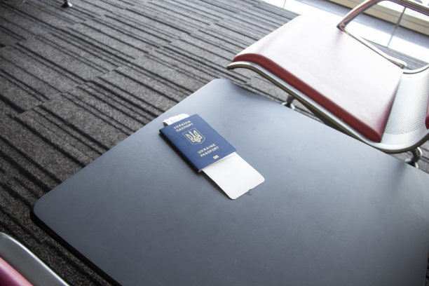在机场候机处的乌克兰生物识别护照图片下载