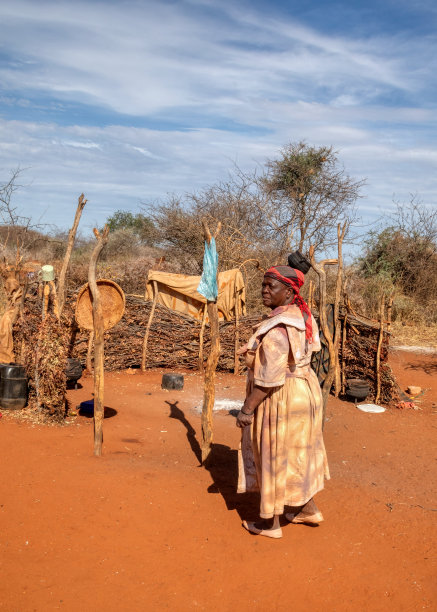 在一个村庄里戴着围巾和传统服装的非洲老妇人图片下载