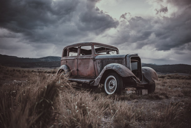 北美荒野中的老爷车图片下载