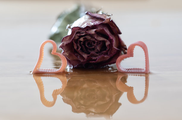 情人节。桌上是玫瑰色，粉色的心色背景。礼物。庆祝浪漫的概念图片下载