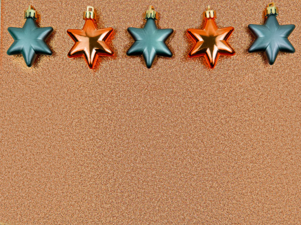 近距离节日圣诞树玩具，红色，深灰色的星星，上面的边界在闪闪发光的灰尘玫瑰亮片的背景。圣诞节、新年、生日金属假日装饰。水平的横幅,复制空间图片下载