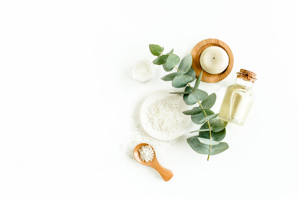 瓶桉树精油，桉树叶子在白色的背景。天然有机化妆品产品。平躺，俯视图图片下载