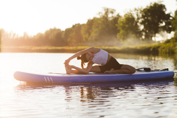 日落时分，在餐板上做瑜伽的女人。夏季户外活动。一口瑜伽。社会距离。副本的空间。心理健康图片下载