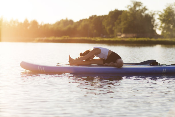 日落时分，在餐板上做瑜伽的女人。夏季户外活动。一口瑜伽。社会距离。副本的空间。心理健康图片下载