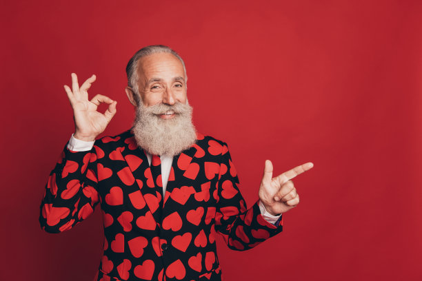 老人手指的照片表明空白显示ok标志穿心形印西装孤立的红色背景图片下载