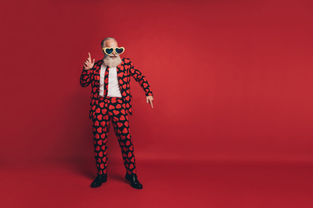 胡子迪斯科男人的照片跳舞俱乐部有乐趣穿复古太阳镜心印礼服孤立的红色背景图片下载