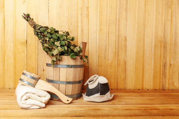 室内细节芬兰桑拿蒸汽房与传统桑拿配件盆桦木扫帚勺毡帽毛巾。传统的俄罗斯澡堂水疗概念。放松乡村乡村浴概念图片下载