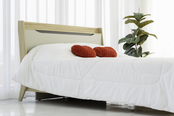 卧室床上的红心形枕头配上白色窗帘，情人节情侣概念。图片下载