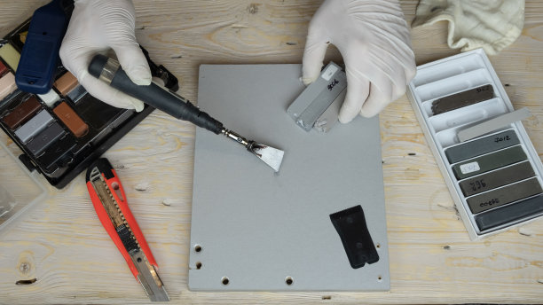 师傅印章的划痕与蜡和烙铁特写图片下载