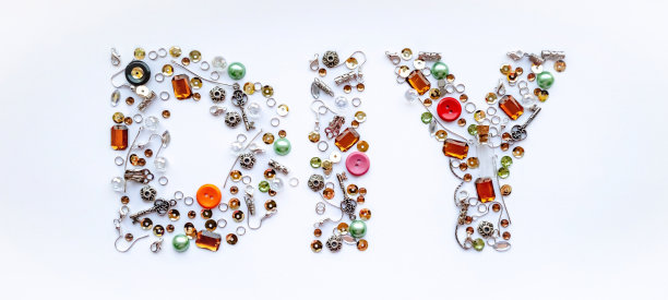 Diy字体收集自手工工具，如按钮，耳线，锁，亮片，吊坠的白色背景。图片下载