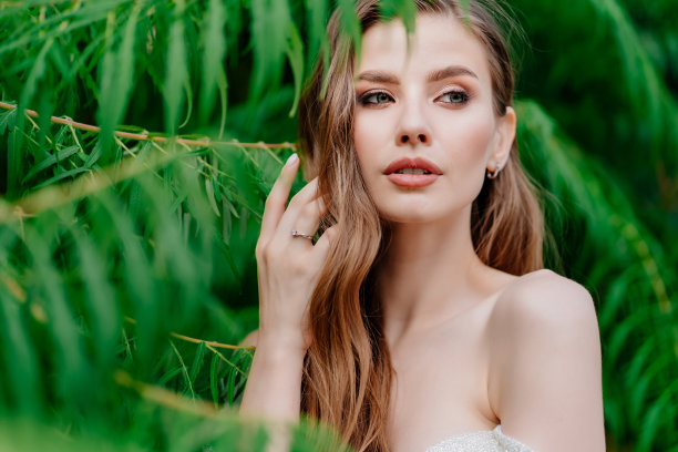 肖像。在绿叶的映衬下，白衣美人，淡眼图片下载