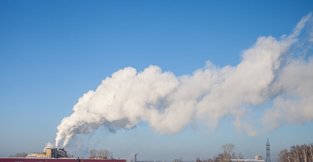 白烟从锅炉房烟囱里冒出来。工业园区。图片下载