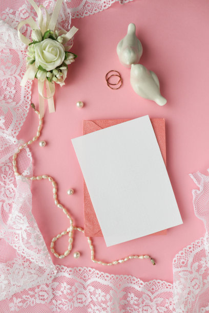 情人节的背景。婚礼卡片。红色的心，花边和小白鸟图片下载