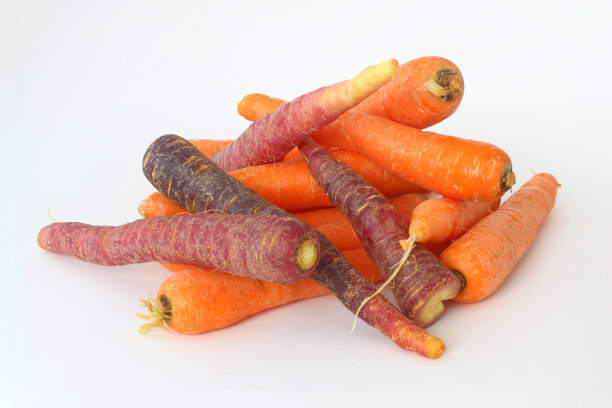 白色背景上的黑色胡萝卜和橙色胡萝卜图片下载