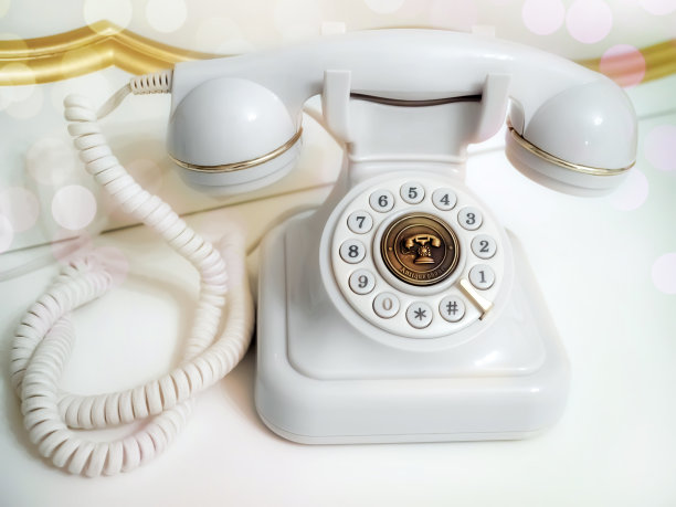 老式的白色电话，白色背景上有转盘图片下载