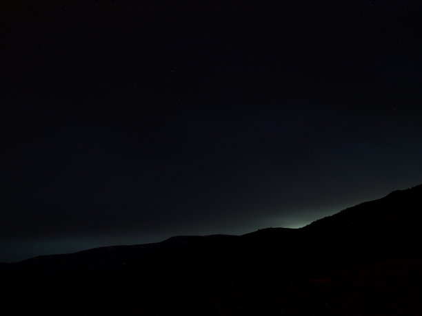 日落时山上的剪影。黑暗。图片下载