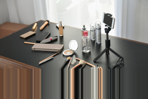 化妆品和化妆刷放在博主的桌子上图片下载