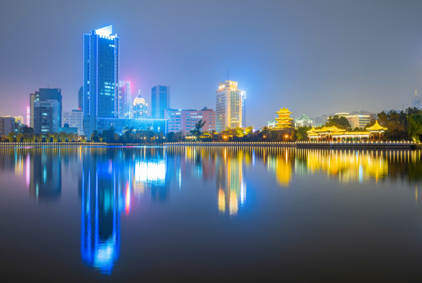 晚上，城市的天际线在中国山西省太原市图片下载