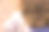 卷曲的金发女性画在纸上。女孩向后看。女性艺术家特写图片下载