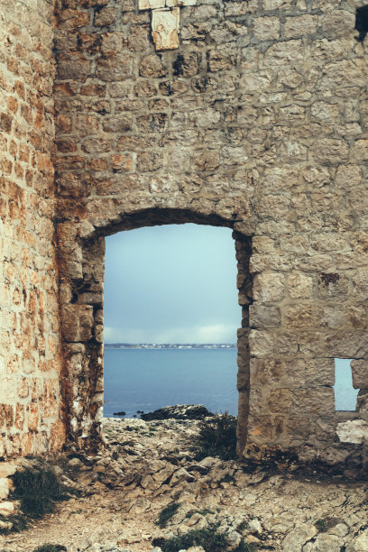 通过一个古老要塞的废墟看海景图片下载