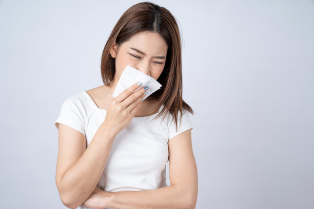 一个得了流感的亚洲女人，被隔离在白人背景下。图片下载