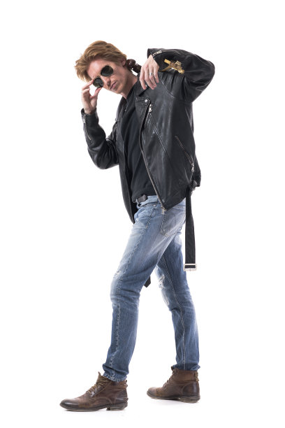 酷男子的态度英俊的摇滚音乐家吉他手摆着吉他在肩膀上图片下载