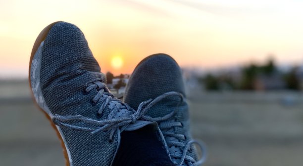 太阳落在我的鞋缝里图片下载