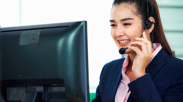 商务人员戴着耳机在办公室工作图片下载