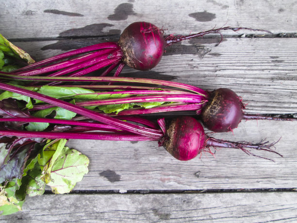 来自有机种植者农场的甜菜在一个木制的背景图片下载