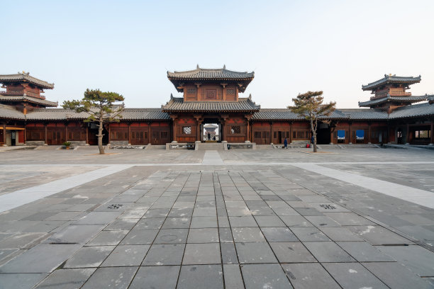 中国古代建筑阁楼和广场，太原，山西，中国图片下载