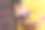 年长的亚洲女性，腿骨折，拄着拐杖。图片下载