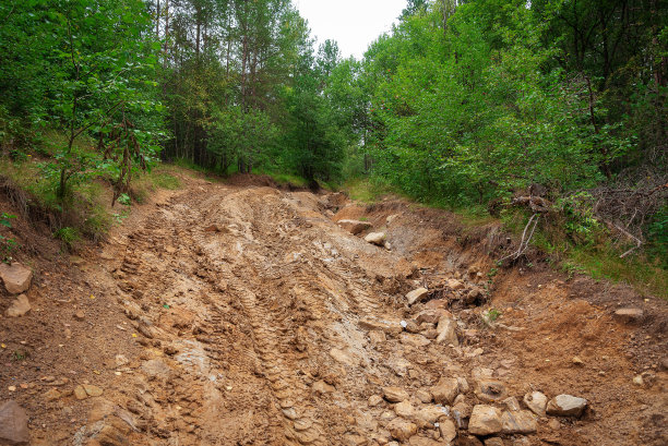 山路上有深深的车辙，泥泞中有汽车的痕迹图片下载