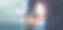 商人手持指南针导航业务方向和成功的战略解决方案。在研发、成长、市场和财务盈利方面反映成就。图片下载