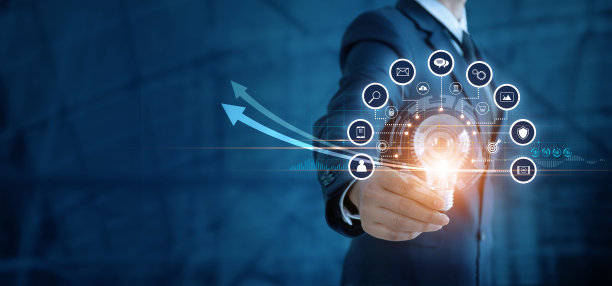 商人拿着灯泡，分析销售数据和经济增长图表。技术和图标客户全球网络连接。新想法。创造力和灵感。数字营销。图片下载