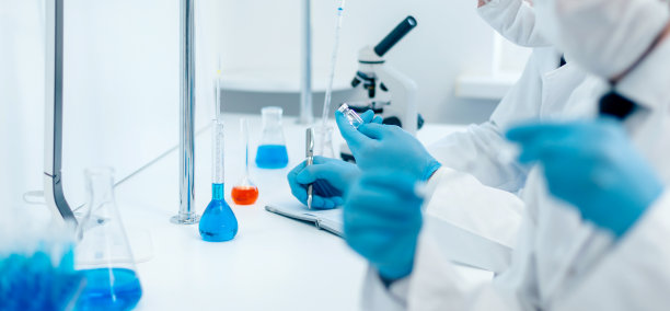 关闭了。测试新疫苗结果的一组科学家图片下载