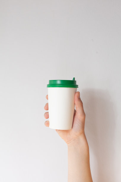 去掉咖啡杯的背景。男手里拿着一个咖啡纸杯图片下载